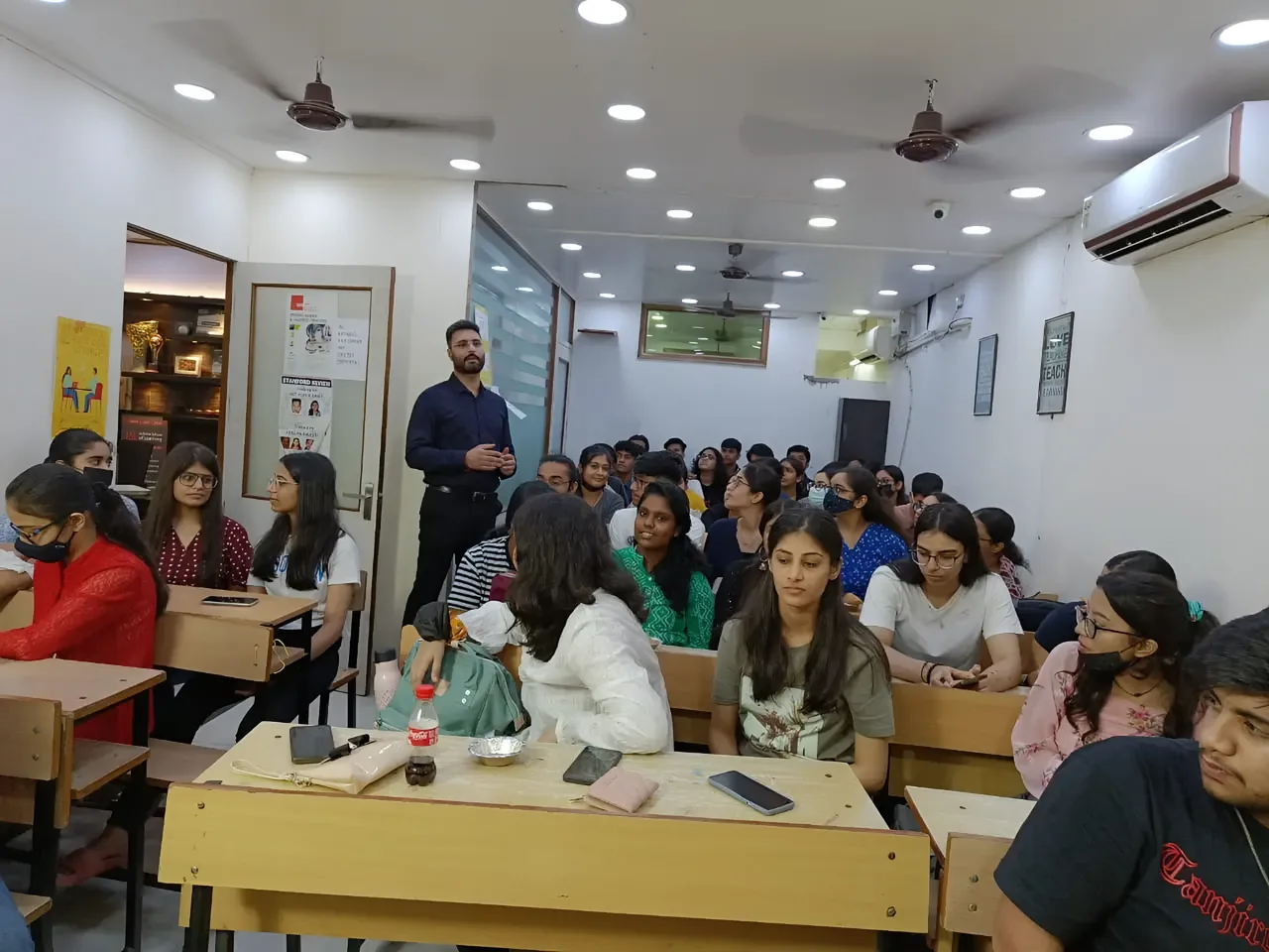 Faculty teaching a competitive exam coaching class at ISL Competitive Centre, South Delhi